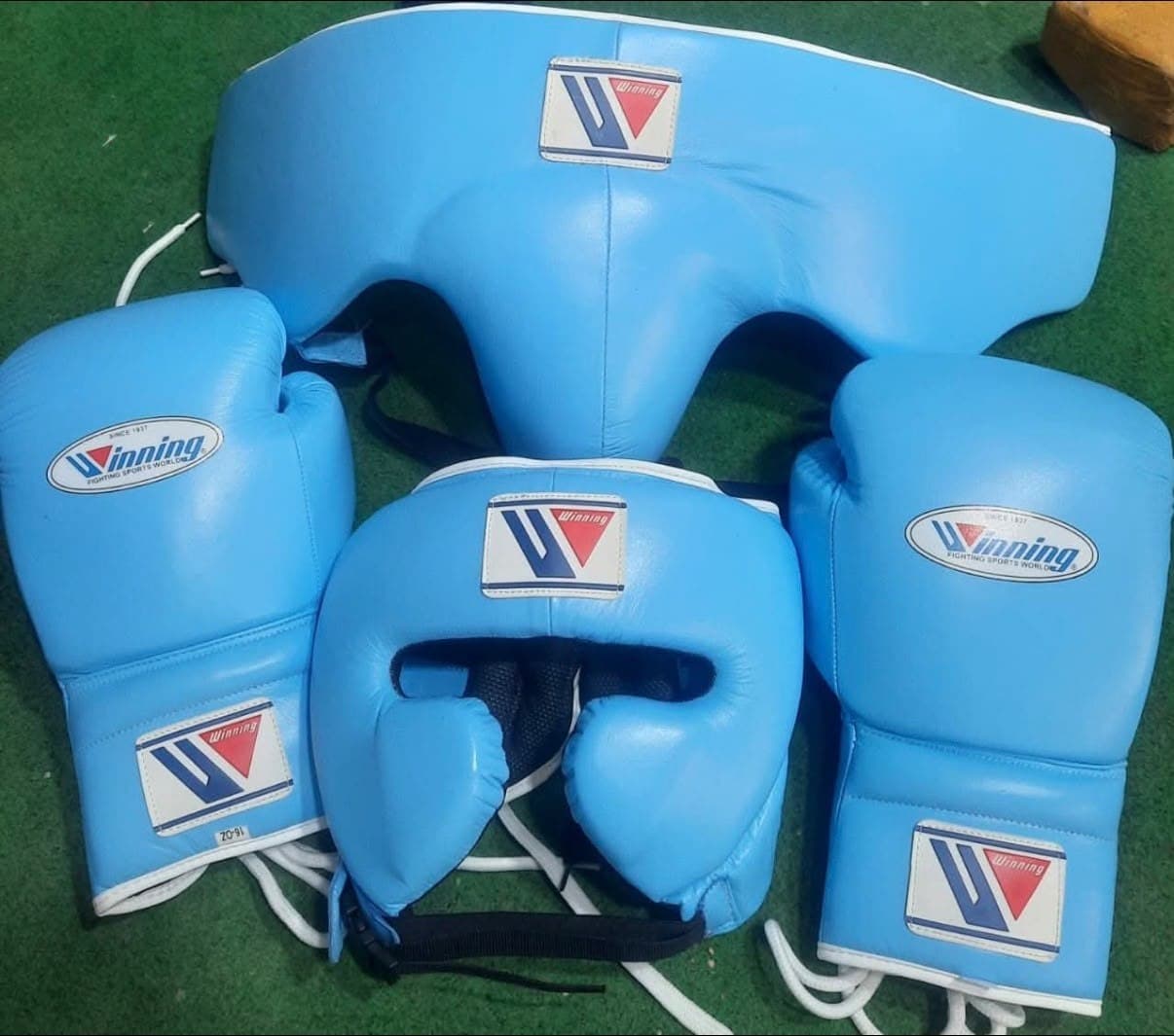 Sparring set in blue, comprising gloves, headguard and body protector