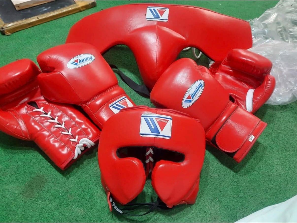 Sparring set in red, comprising gloves, headguard and body protector